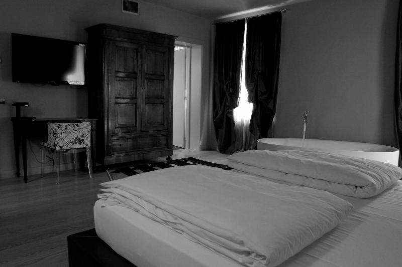 Suite with City View image 3