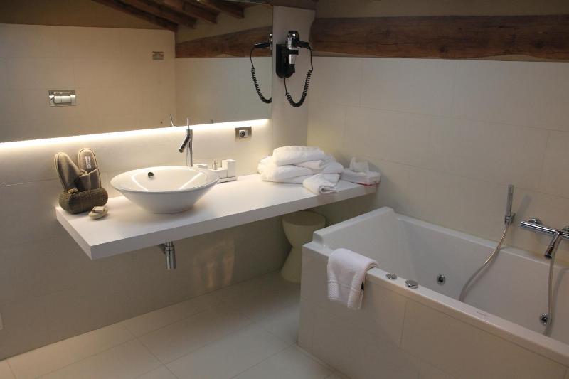 Suite with Hot Tub image 3