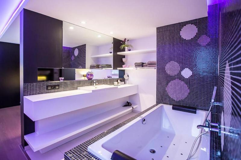 Double Room with Spa Bath image 1