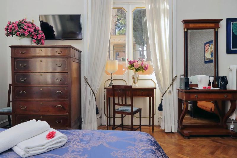 Luxury Triple Room image 4