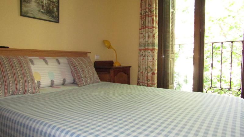 Double Room with Shared Toilet and Private Shower and Sink image 3