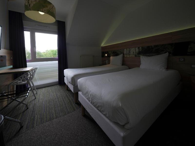 Standard Twin Room image 2