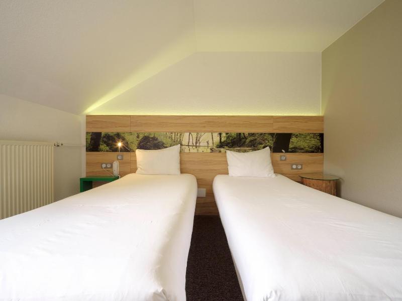 Standard Twin Room image 4