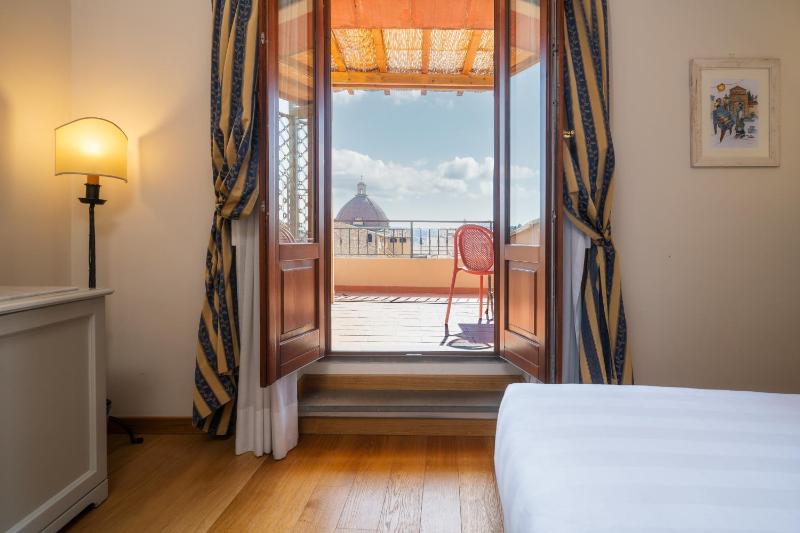 Double or Twin Room with Garden View image 3