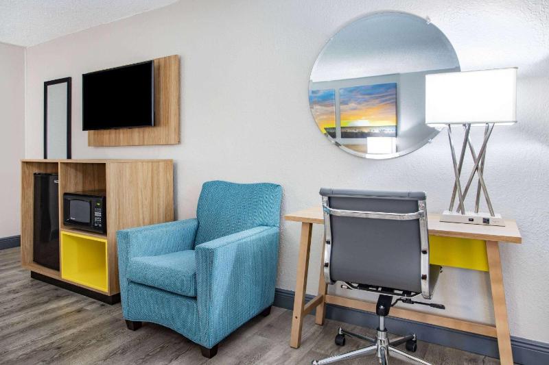 King Room with Sofa Bed and Bath Tub - Mobility/Hearing Accessible - Non-Smoking image 1