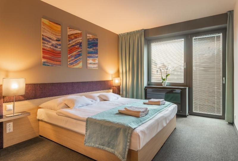 Deluxe One-Bedroom Apartment image 3