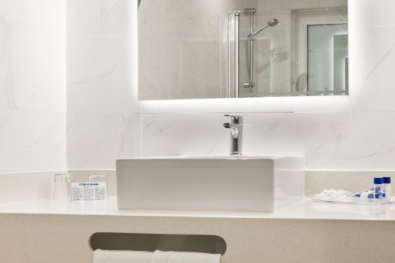 Studio (2 Adults + 2 Children) image 2