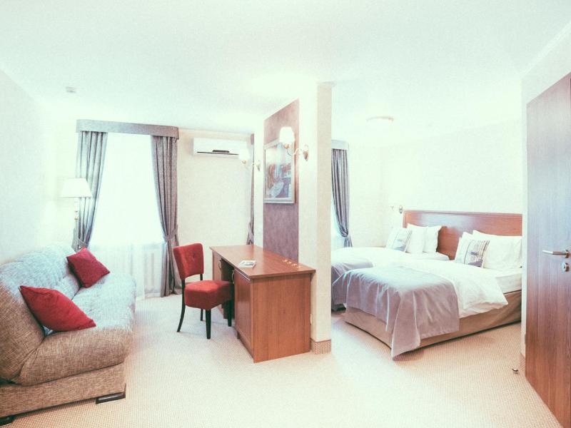 King Studio with Sofa Bed image 3