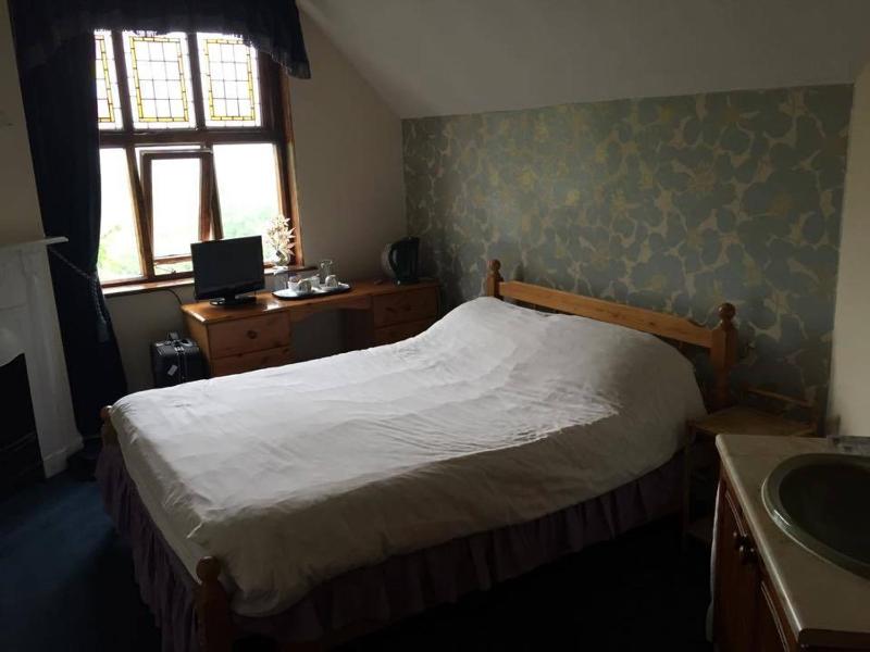 Double Room with Shared Bathroom image 2