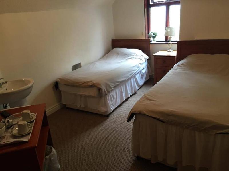 Twin Room with Shared Bathroom image 3