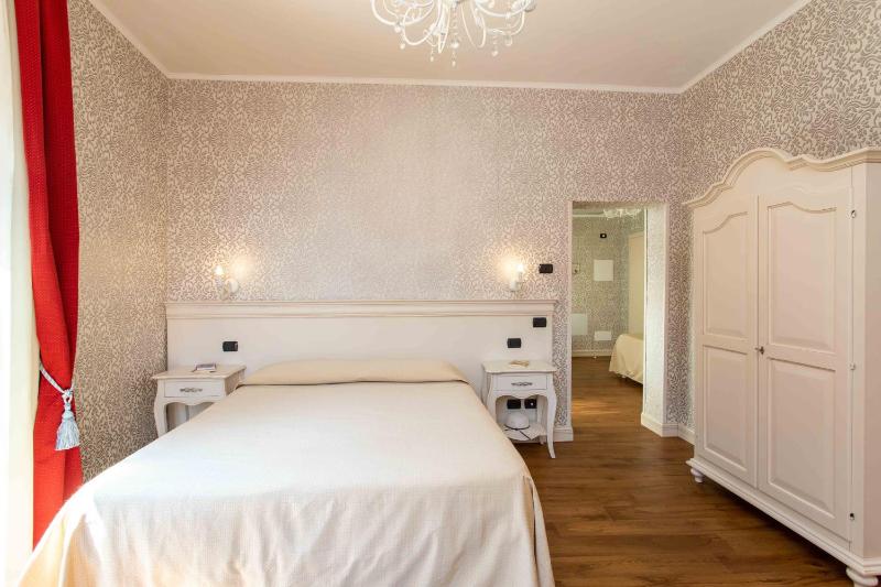 Suite with Terrace and Canal View image 3