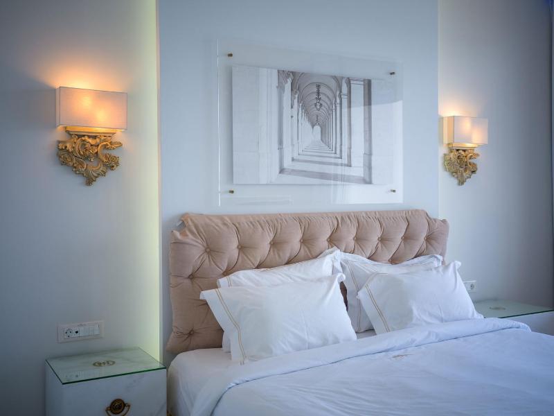 Deluxe Room with Sea View image 2