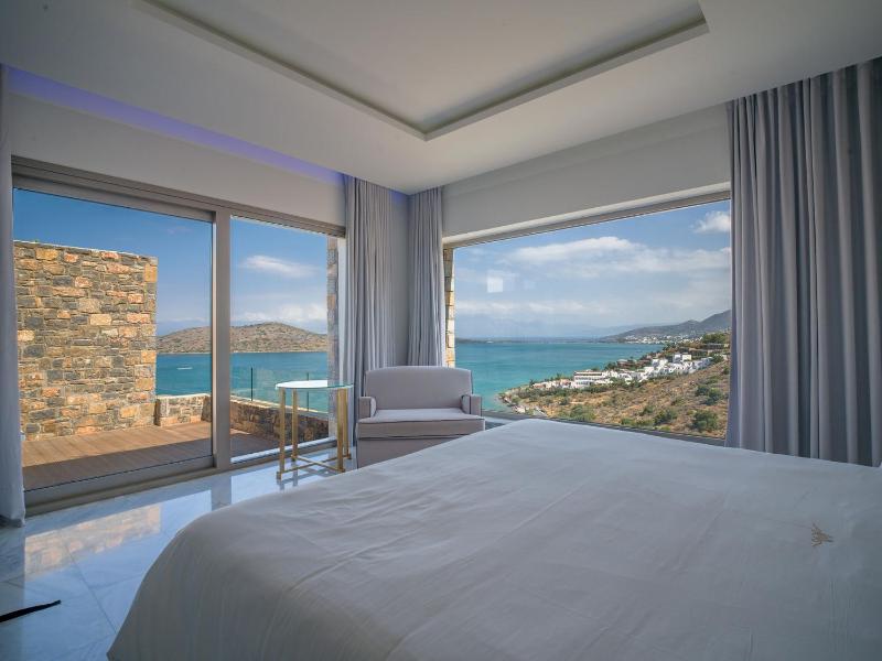 Deluxe Room with Jacuzzi and Sea View image 2