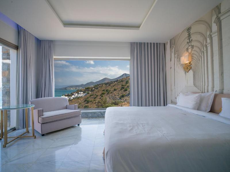Deluxe Room with Jacuzzi and Sea View image 3