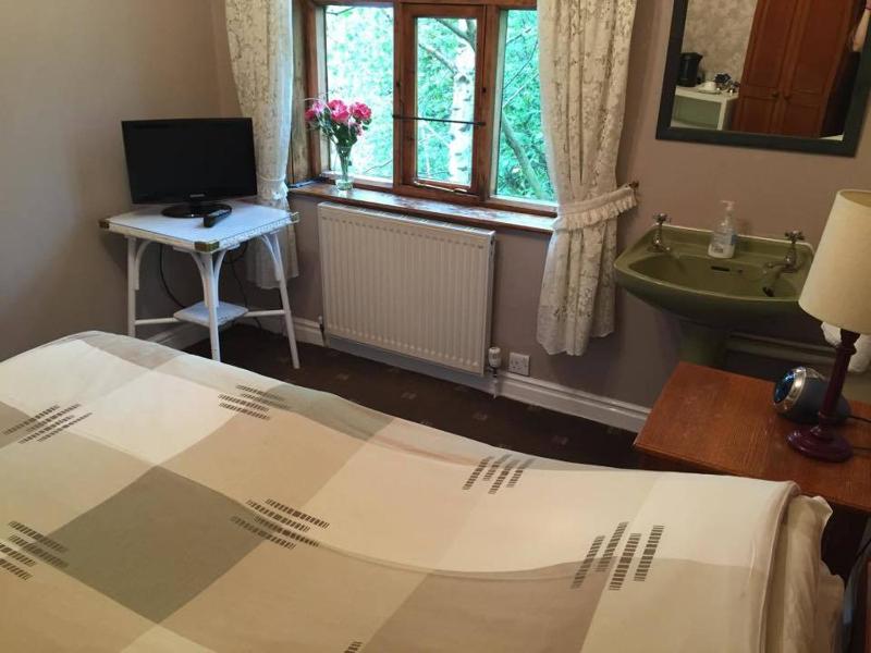 Single Room with Shared Bathroom image 3