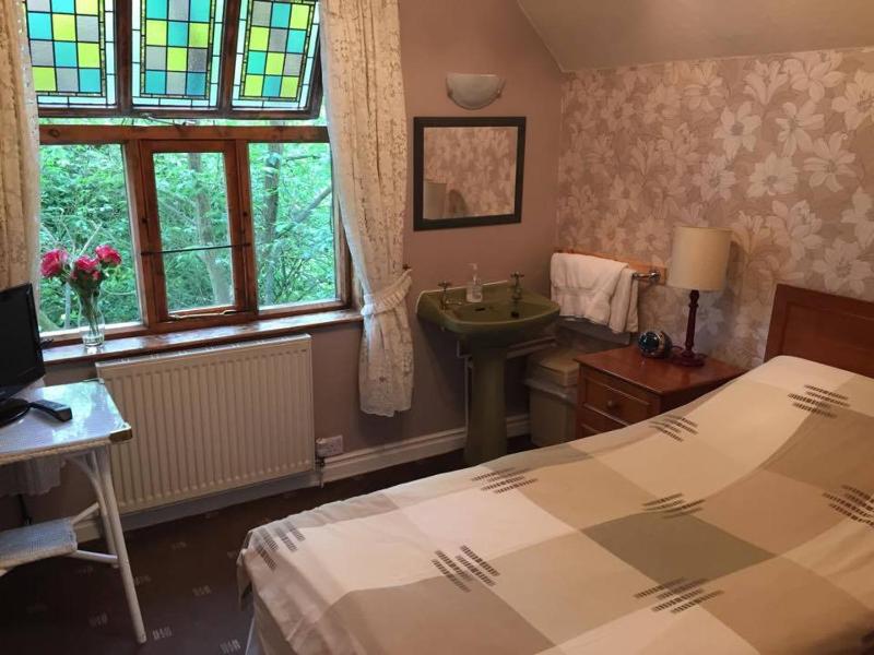 Single Room with Shared Bathroom image 2