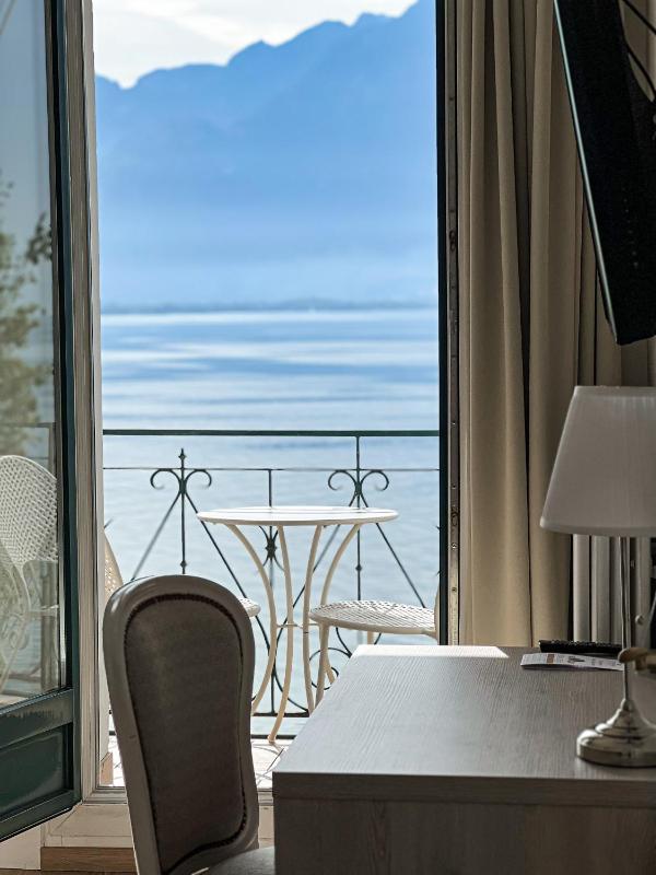 Deluxe Double or Twin Room with Balcony and Lake View image 3