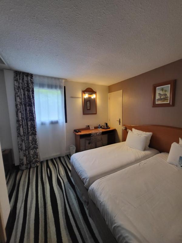 2 Single Beds  1 Junior Bed (Up To 10 Years) image 1