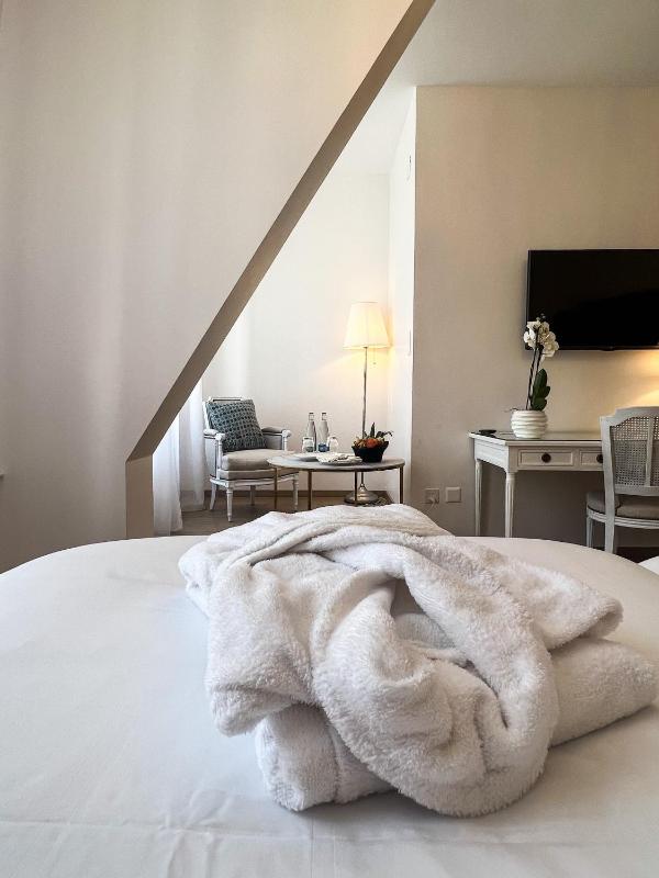 Standard Double or Twin Room image 4