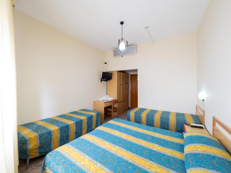 Standard Quadruple Room image 1