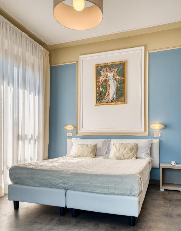 Standard Double Room image 4