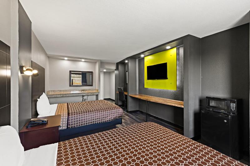 Queen Room with Two Queen Beds - Non-Smoking image 1