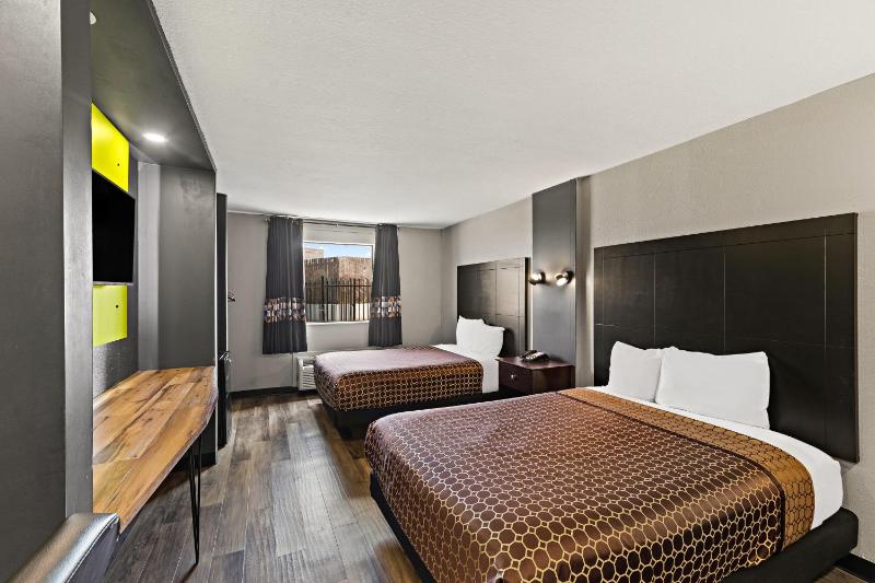 Queen Room with Two Queen Beds - Non-Smoking image 2