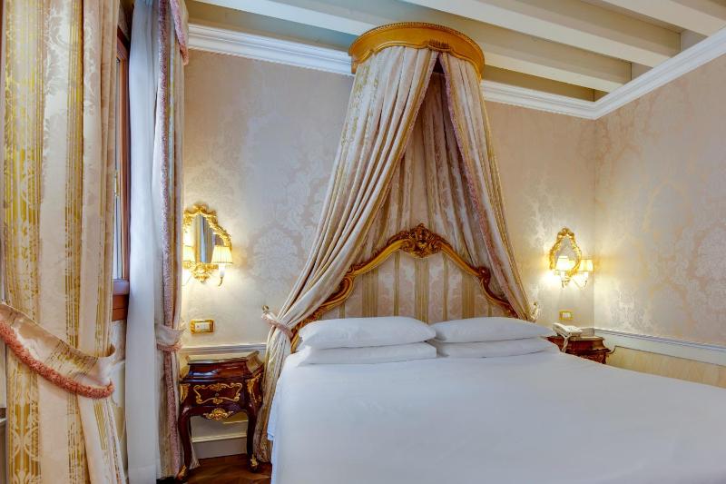 Classic Double Room image 4