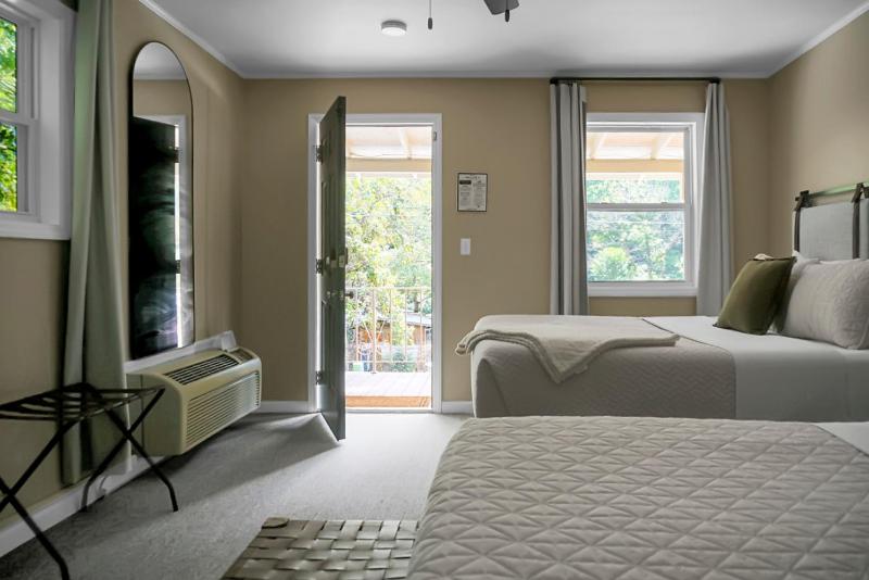 Standard Queen Room with Two Queen Beds image 4