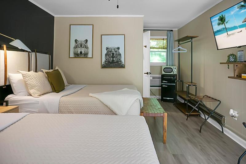 Standard Queen Room with Two Queen Beds image 3