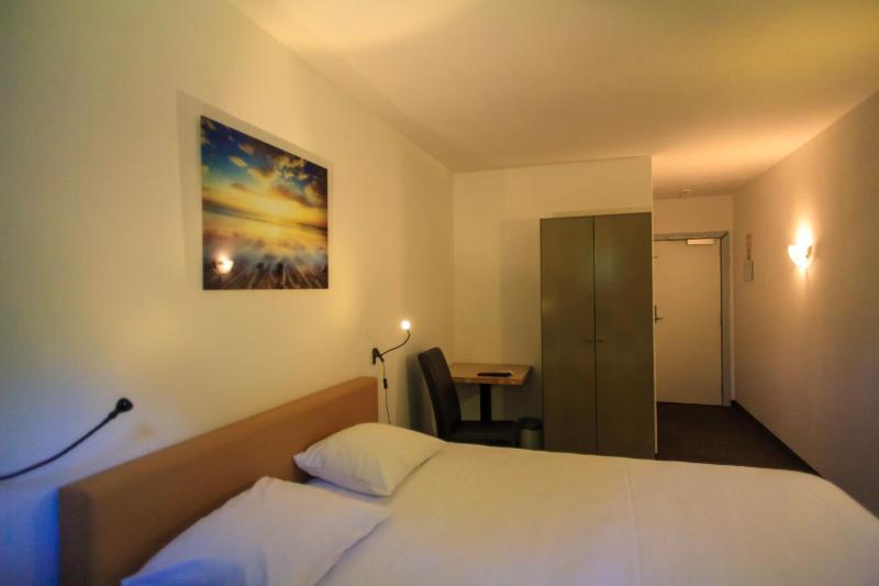 Standard Double Room image 4