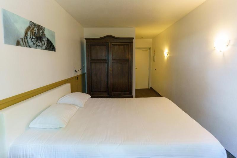 Standard Double Room image 3