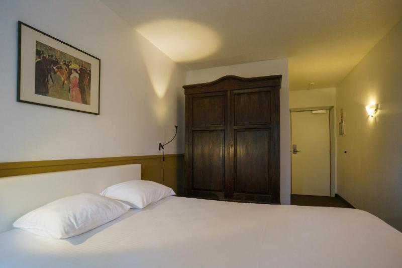 Standard Double Room image 2