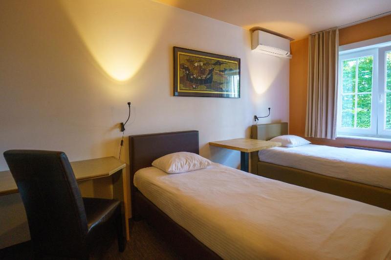 Twin Room image 2