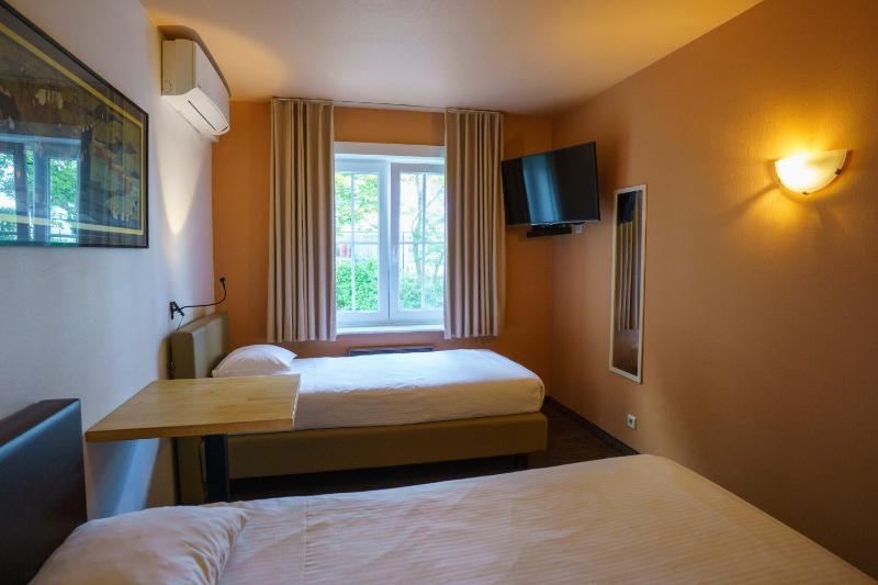 Twin Room image 3