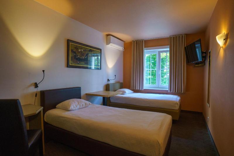 Twin Room image 4