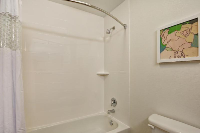 Deluxe King Room with Sofa Bed - Non-Smoking image 3
