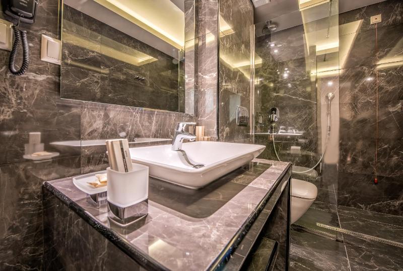 Suite with Hot Tub image 1