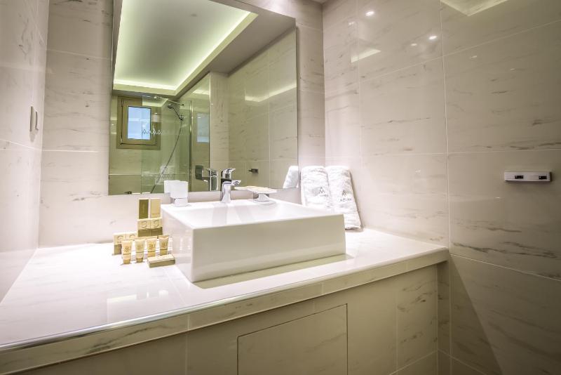 Deluxe Double or Twin Room image 2