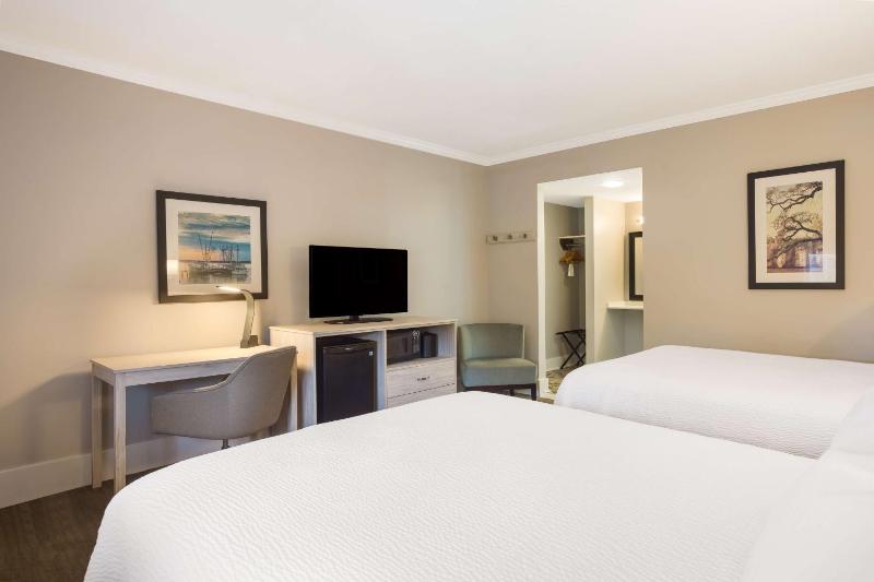 Queen Room with Two Queen Beds - Non-Smoking image 4