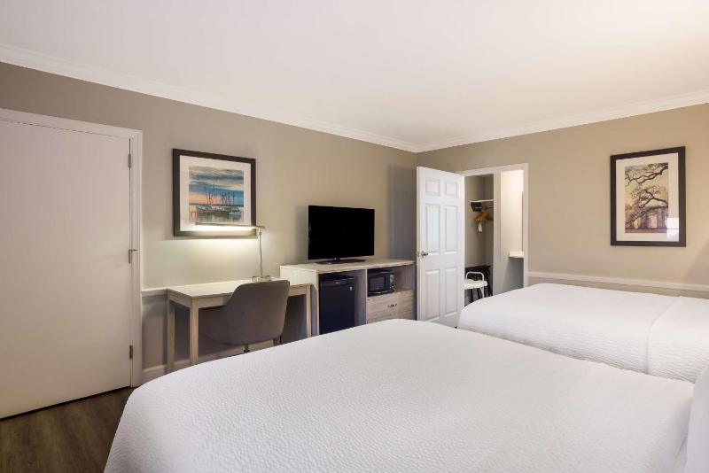 Queen Room with Two Queen Beds - Disability Access image 3