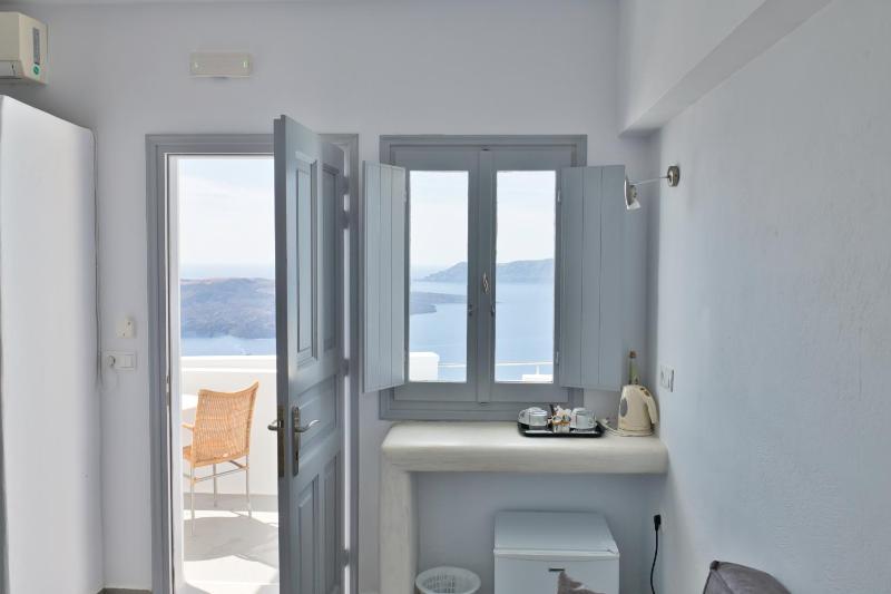 Deluxe double room with Caldera view image 4