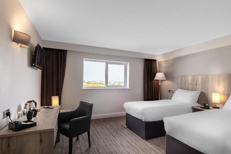 Twin Room image 3