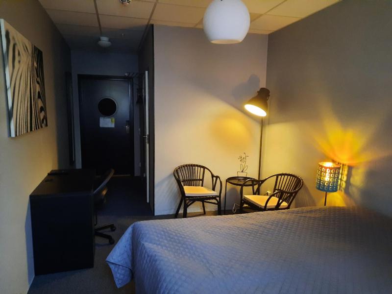 Large Twin Room image 1