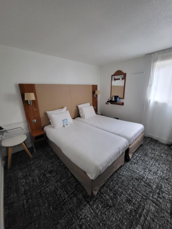 Twin Room image 4