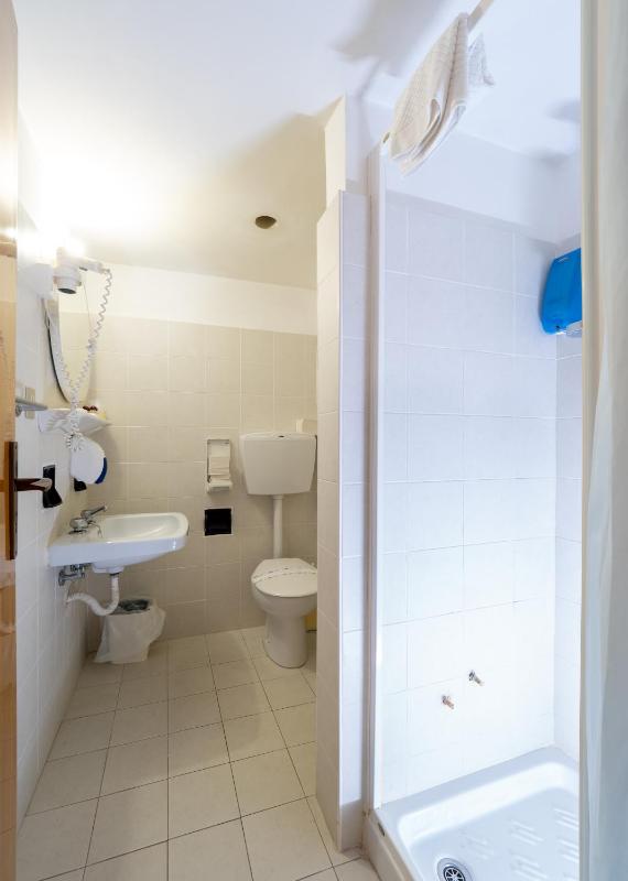 Standard Quadruple Room image 4