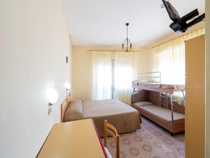 Standard Quadruple Room image 3