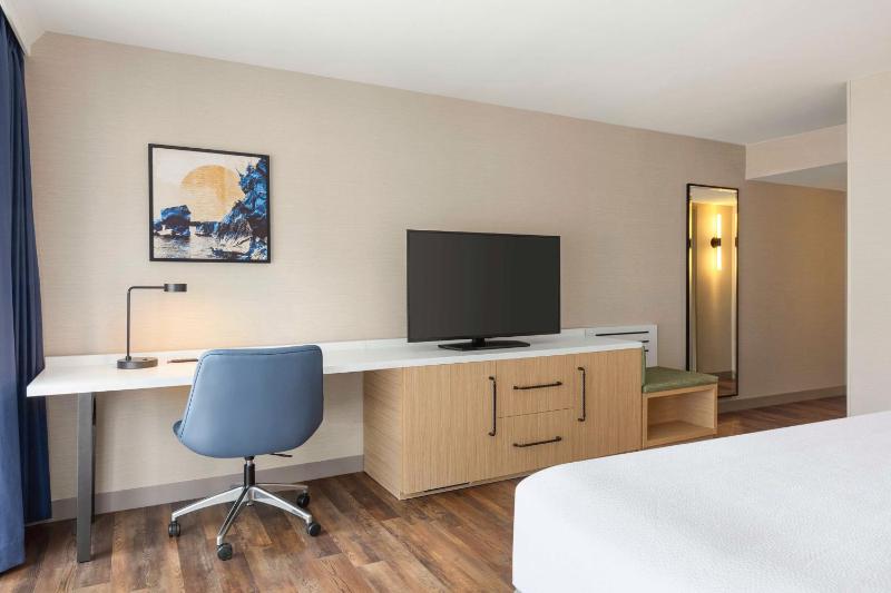 King Room with Balcony and Roll-In Shower - Disability Access