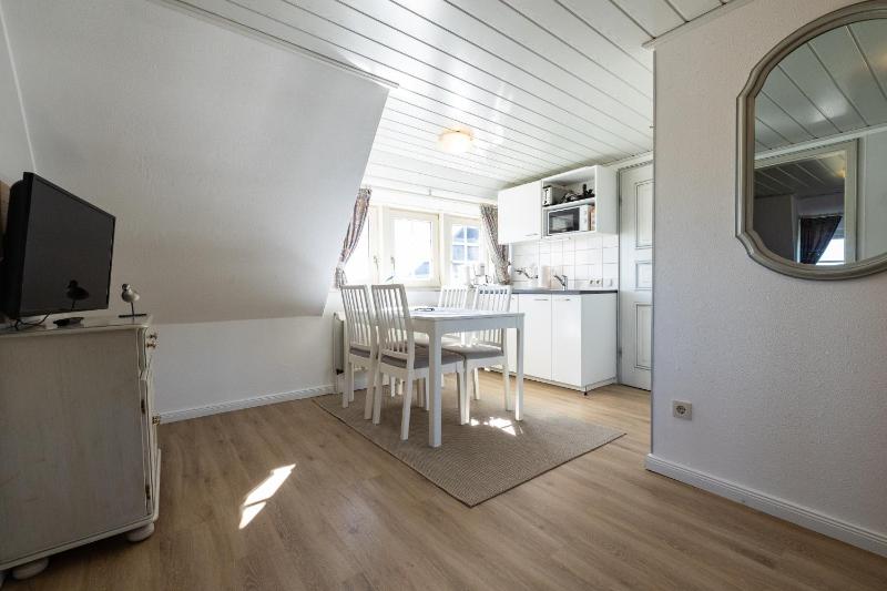 Apartment 5 with Sea View image 4