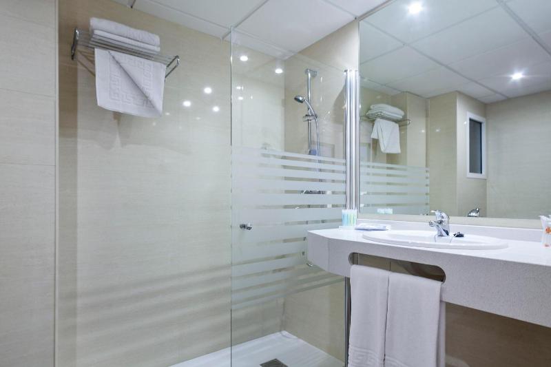 Double Room (2 Adults + 1 Child) image 3